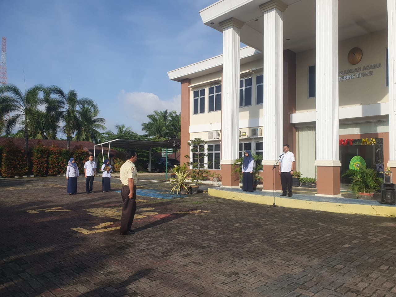 Apel pagi 1